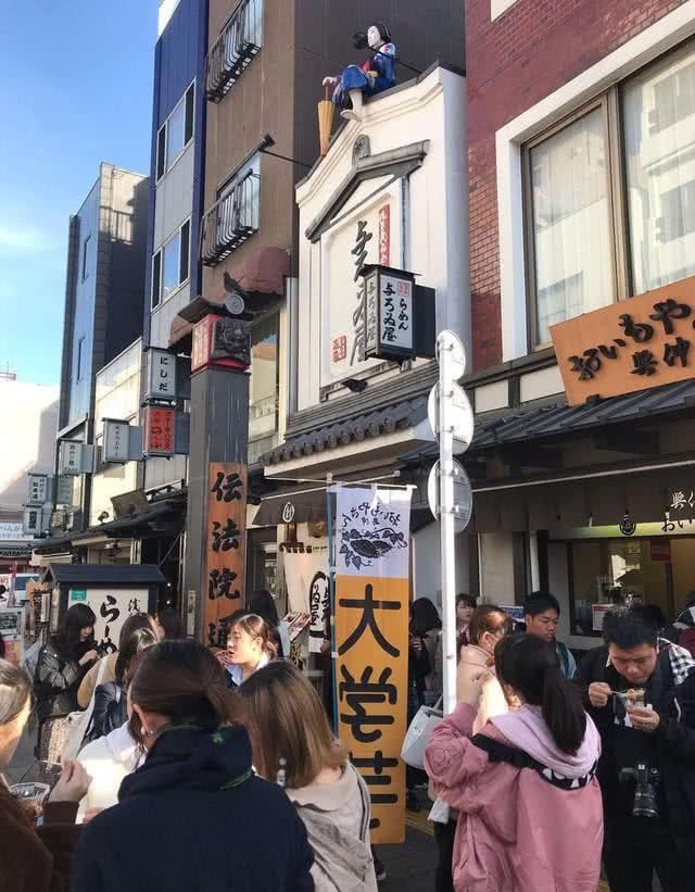 日本街头贴出中文标语，本是贴心之举，中国游客却哭笑不得：神翻