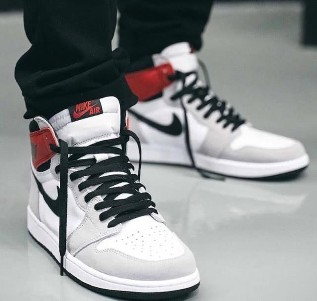 进化版:黑白灰的高级搭配还不够看,进化版高级配色AJ1来袭,这次mid还是输了