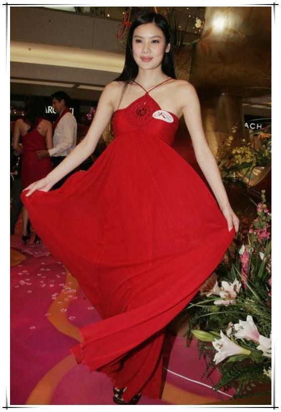 35岁邓家佳撞上37岁乐基儿，只差2岁却是大妈与少女既视感!