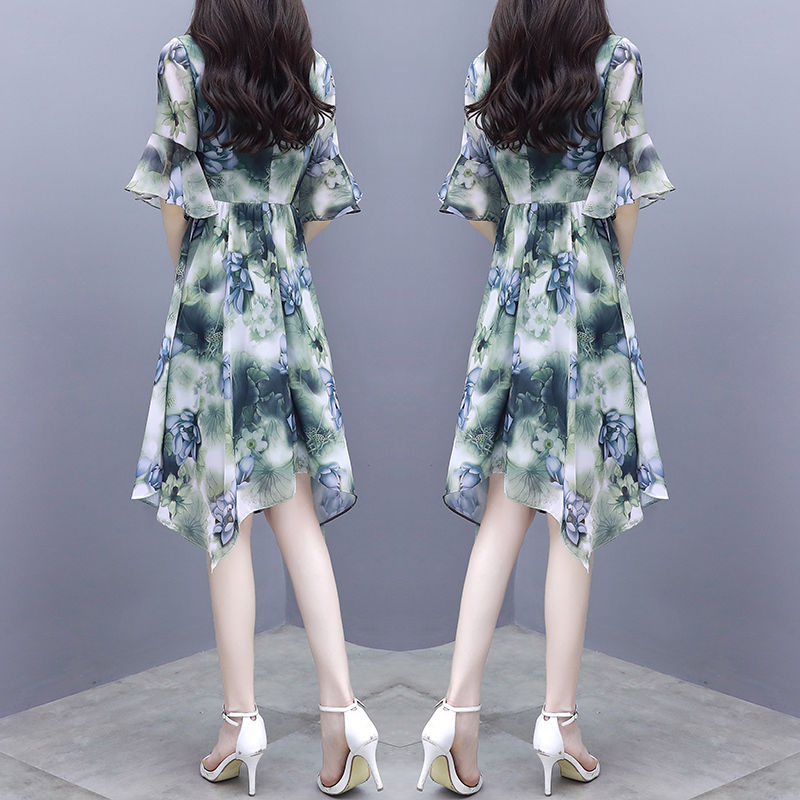 三伏天流行一种“冷淡风”，高雅又显年轻，上身女神范十足