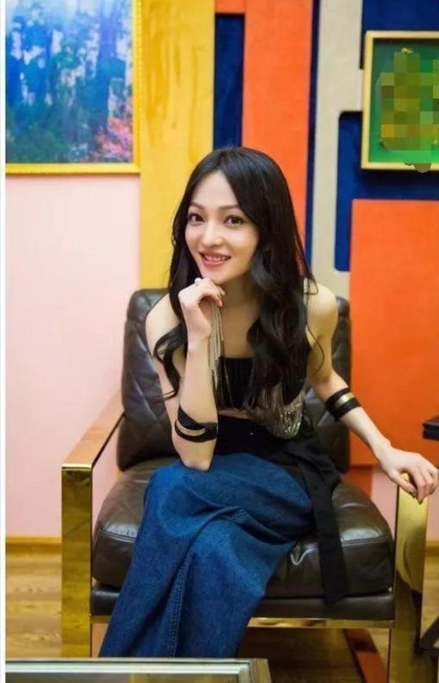 张韶涵只是在裙子下面穿一条阔腿裤，网友大呼：简直美出新高度！