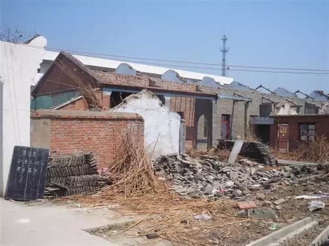 网友提问：“给你10万元，你会自愿退出宅基地吗？”