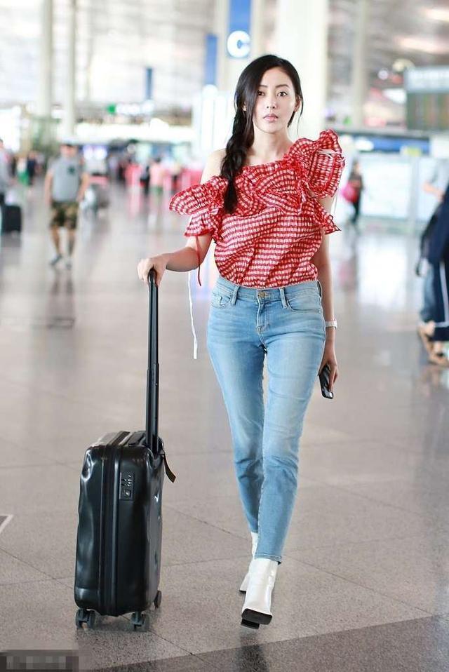 张天爱一身“清凉”装扮十分惹人眼球，女神穿衣越来越大胆了！