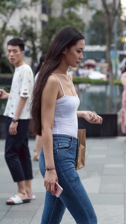 路人街拍，纱质的裙子让小姐姐有一种若隐若现的美感