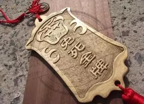  被判@大臣被判死刑，临死前拿出“免死金牌”，皇帝你忘记看背面了