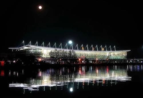  [青岛火车站]中国“最美的”两个火车站，一个出站能看到湖，一