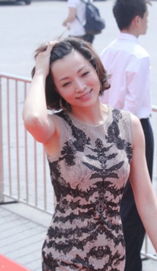 董卿近照曝光，手撩头发女人味十足网友:保安眼睛就没离开过她!