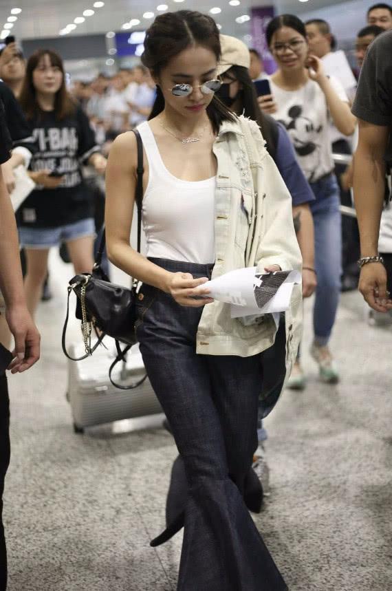 真服蔡依林的穿着，直接在腿上绑两个扫把，网友：真的接受不了