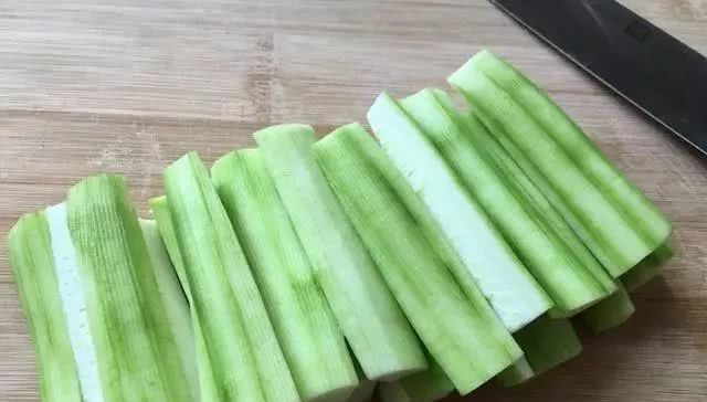 「粉丝」蒜蓉粉丝蒸丝瓜,这么做特别好吃
