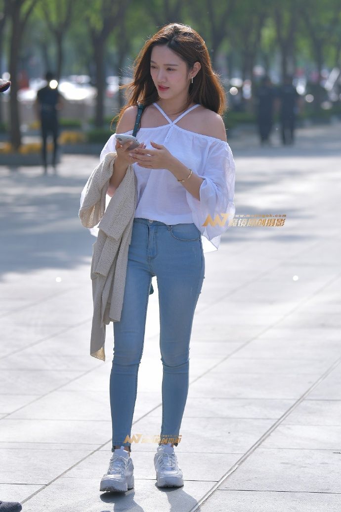 清新可人的牛仔裤小姐姐