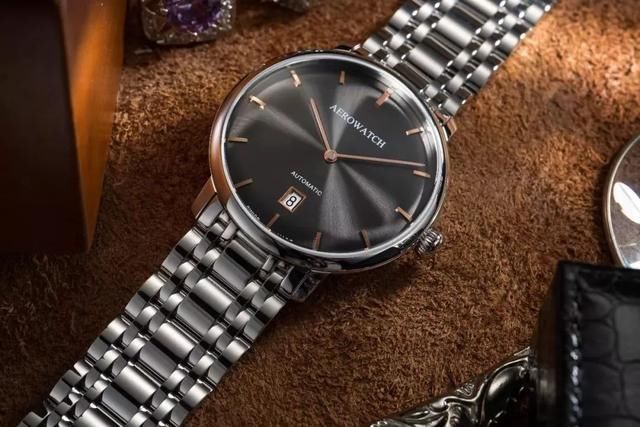 省省吧！女朋友买的包还抵不上你买的几块表！