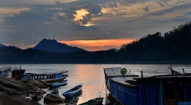 全球唯一没有铁路的国家，盛产美女但人均寿命不高，还是我国邻国