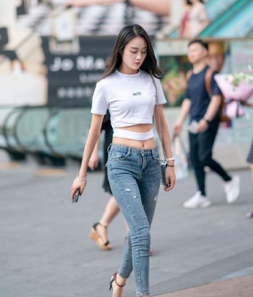 街拍:优雅美丽青春动人的小姐姐，穿着休闲舒适又不失时尚感!