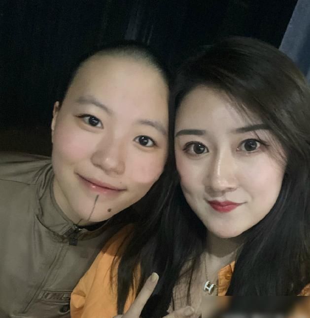  [王菲]有意思！网红晒明星合照王菲李嫣在列，窦靖童坐在周迅李亚鹏中间