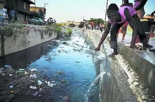 海地为何沦为粪坑国家 美法两国有责任 多半咎