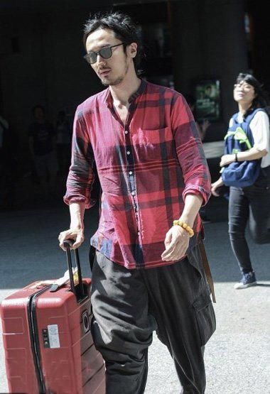 王传君演技火了之后，穿衣风格也火了，男人穿成这样真的很迷人