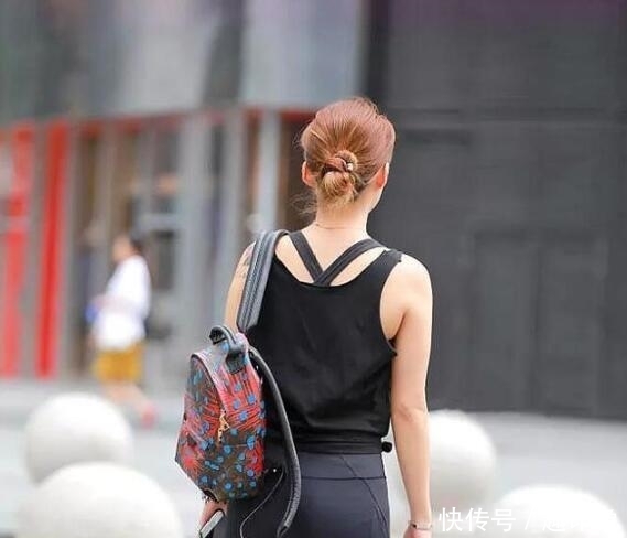  「位小姐姐」街拍美图，秋天很适合这样穿搭，不错的高跟风景线