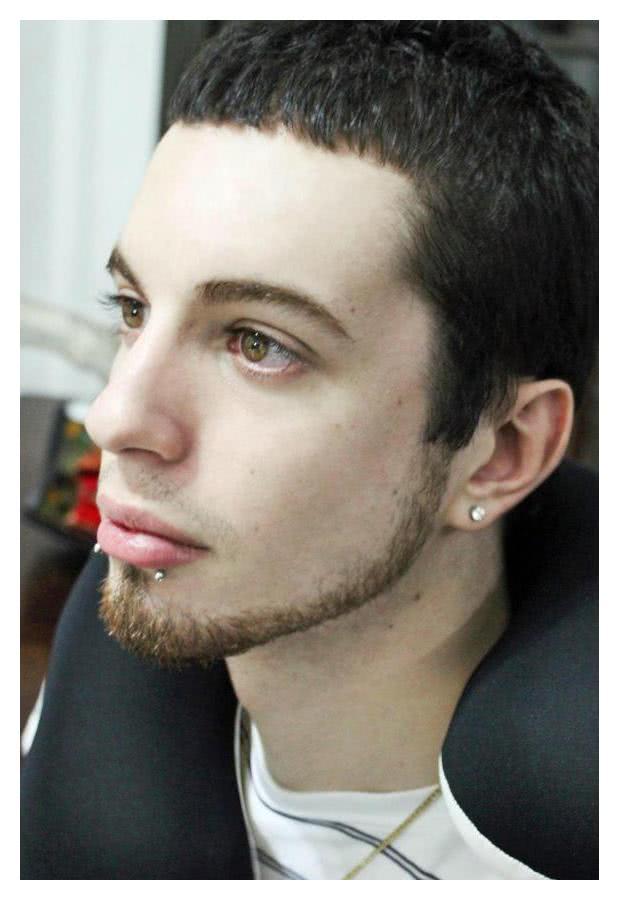 嫌人类丑，男孩花巨款将自己整形成了精灵，是绝美还是惊悚