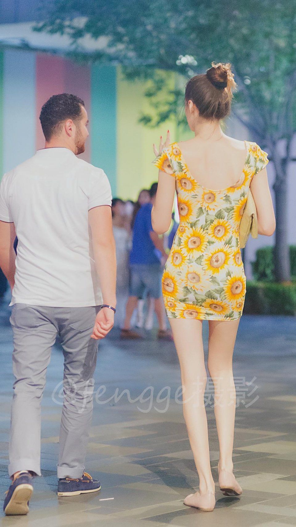 街拍：夜晚，身穿紧身小短裙的大美女来了，正面很美侧面有点凶