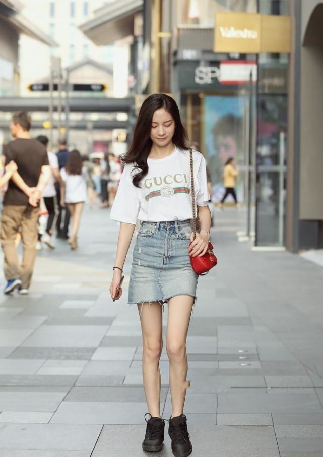 街拍：炎炎夏日，美女们都打扮的很漂亮，个个颜值高身材好