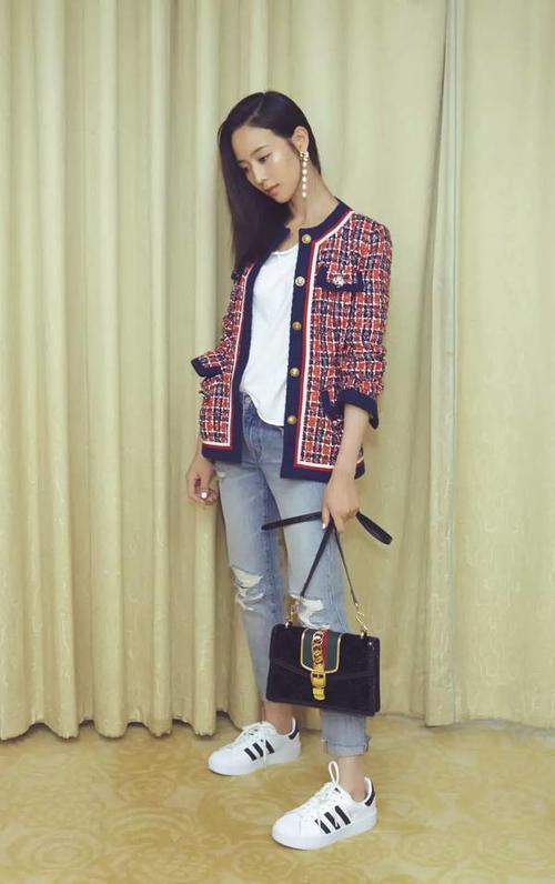 张钧甯为秀身材将裙子开到肚脐眼，网友：原来她还有这么性感的一