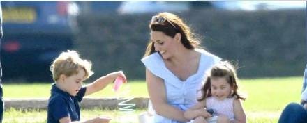 凯特王妃再穿平价连衣裙,草地奔跑很活泼,胸前扣子成负担