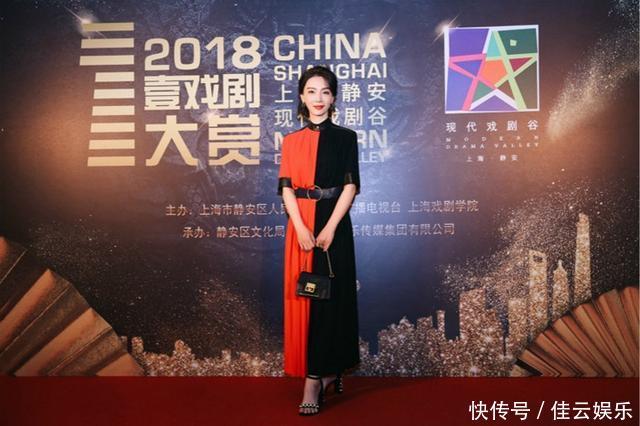 45岁郑秀文与41岁陈数，穿同一条拼接长裙，差距有点大！