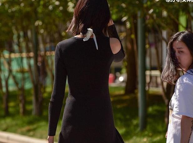 时尚街拍:穿黑色包臀裙的气质美女,身材真好!