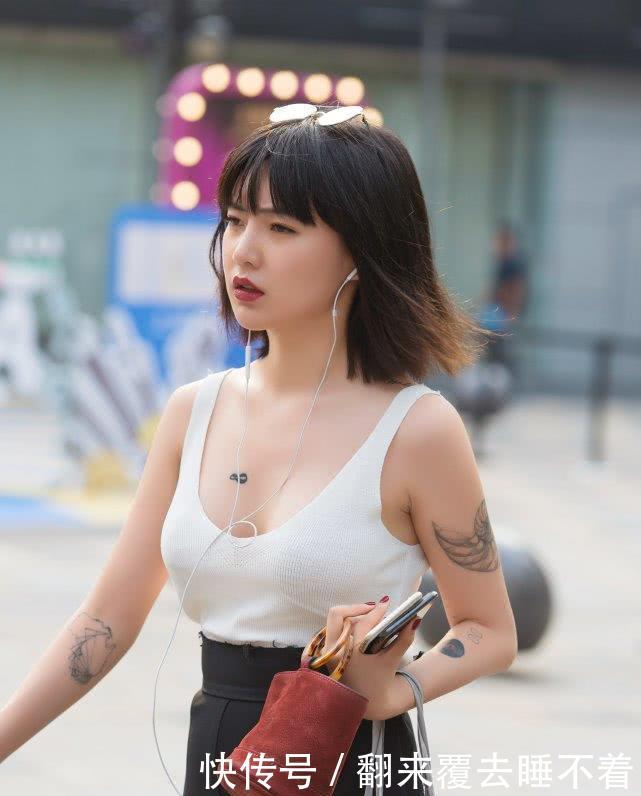 『个性』摄影穿搭尽显个性之美的小姐姐,身穿U领吊带,搭配长裙