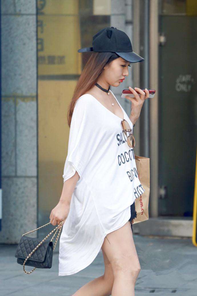 重庆街拍, 这样的穿搭修饰魅力身材, 让姑娘的女人味得到尽情舒展