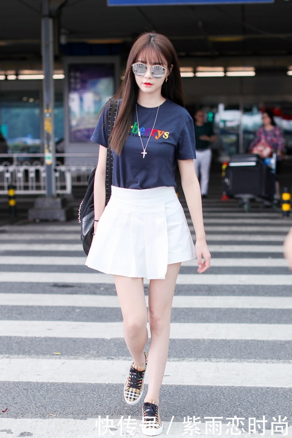 沈梦辰穿件塑料裙去机场，大长腿依旧还在，就是上身也太紧了吧？