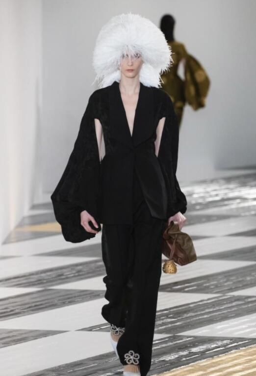 #女装#LOEWE罗意威2020秋冬女装，一场关于游乐的时尚秀