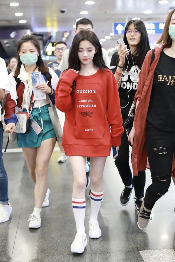 当鞠婧祎和杨幂同玩下衣失踪秀美腿，才终于明白腿长和腿细的差别