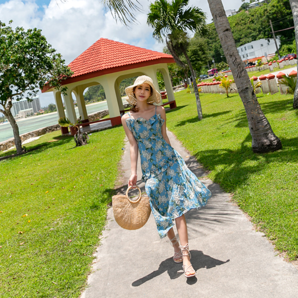 女神孙允珠，静谧海洋西西里蓝莓吊带长裙