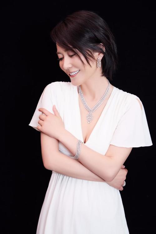 俞飞鸿小玩性感，白色裙装深V露“沟壑”，下半身中间开衩到大腿