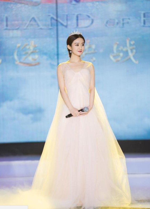 一直以为赵丽颖穿裸色裙是最美的，当看到杨蓉，我眼前一片星光!