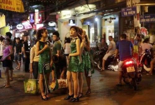 写“不欢迎中国人”，并对中国游客拳打脚踢，现在报应总算来了