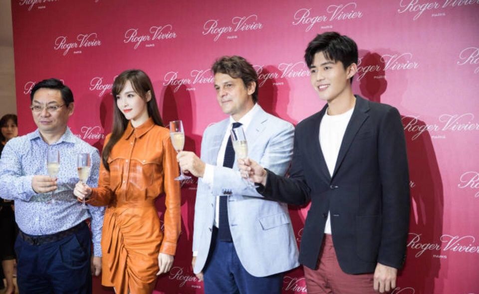 听说于济玮这次又帅气了，只因西装搭配红裤子，搭配够大胆