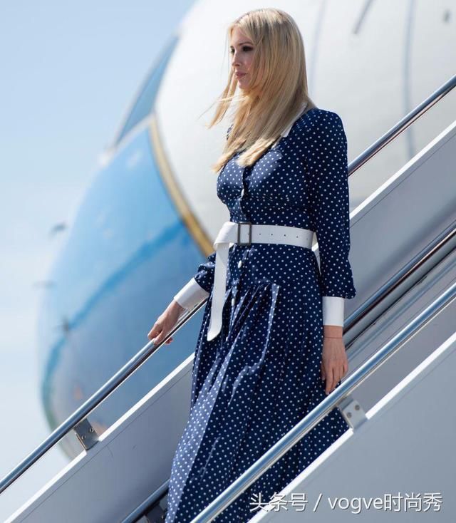 37岁伊万卡好时尚，喜欢穿裙子走楼梯，真看不出她已生过3个娃