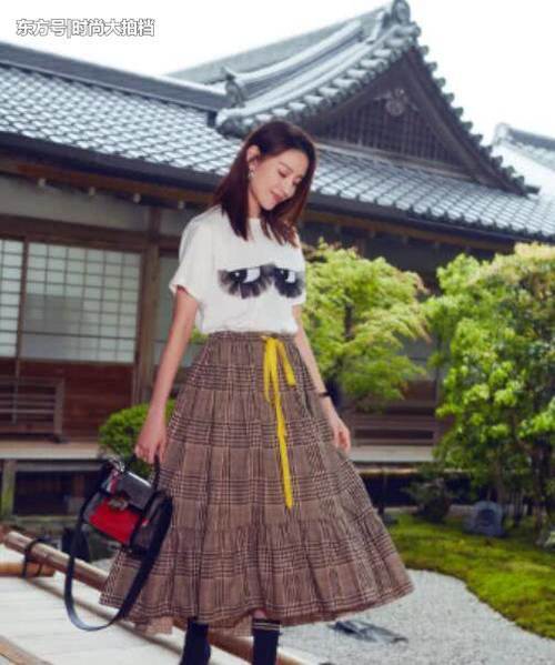 38岁董洁名不虚传！白纱短裙长腿晃眼，网友：果然是民国冷清秋