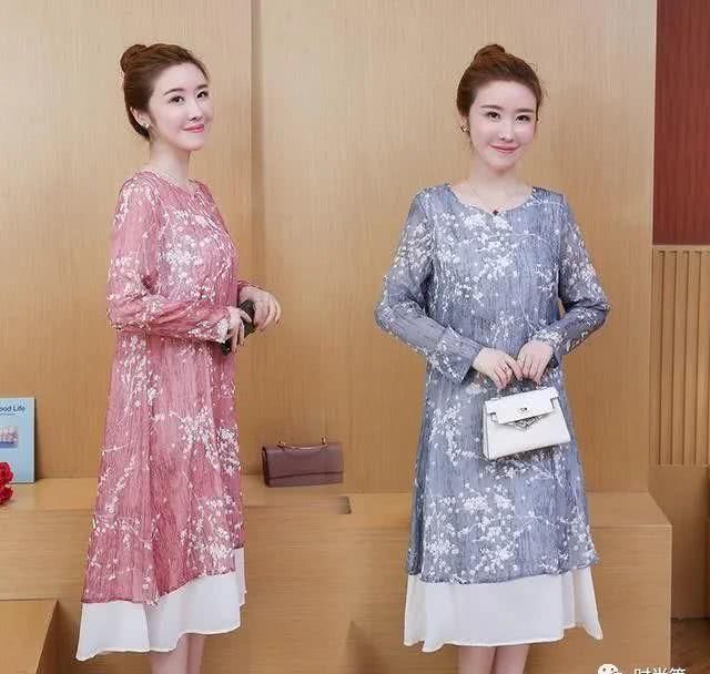  『女人』女人到了中年，别穿得太随便，建议穿印花裙＋平鞋，洋气减龄美