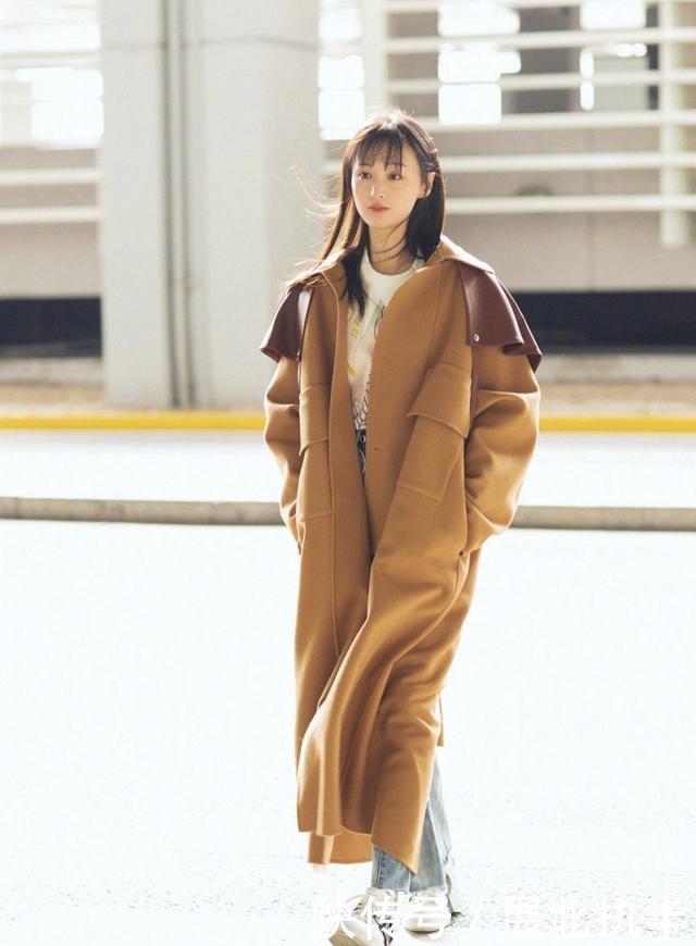 马克@法国夫人布丽吉特气质真好穿蓝色大衣亮肤色,走路都挽着马克龙