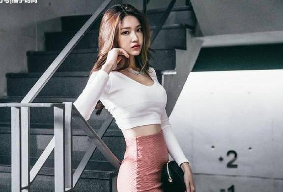 街拍：身材苗条的女孩，穿超短裙清凉性感，大长腿白皙迷人