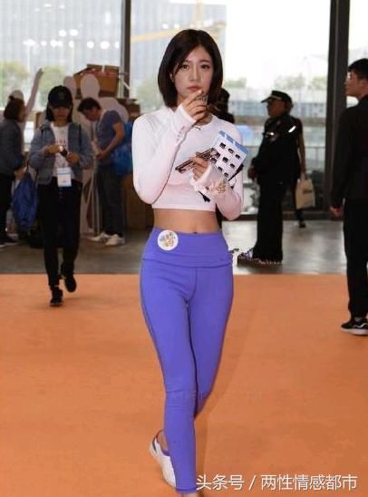 街拍：图四穿吊带小背心，“丰盈饱满”的身材，让人难以忘记！