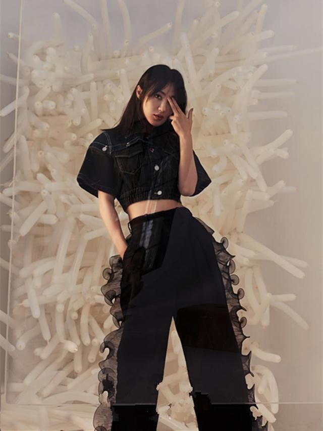 李菲儿与王鸥撞衫，靠露腰取胜，套塑料袋秀身材才“心机”!