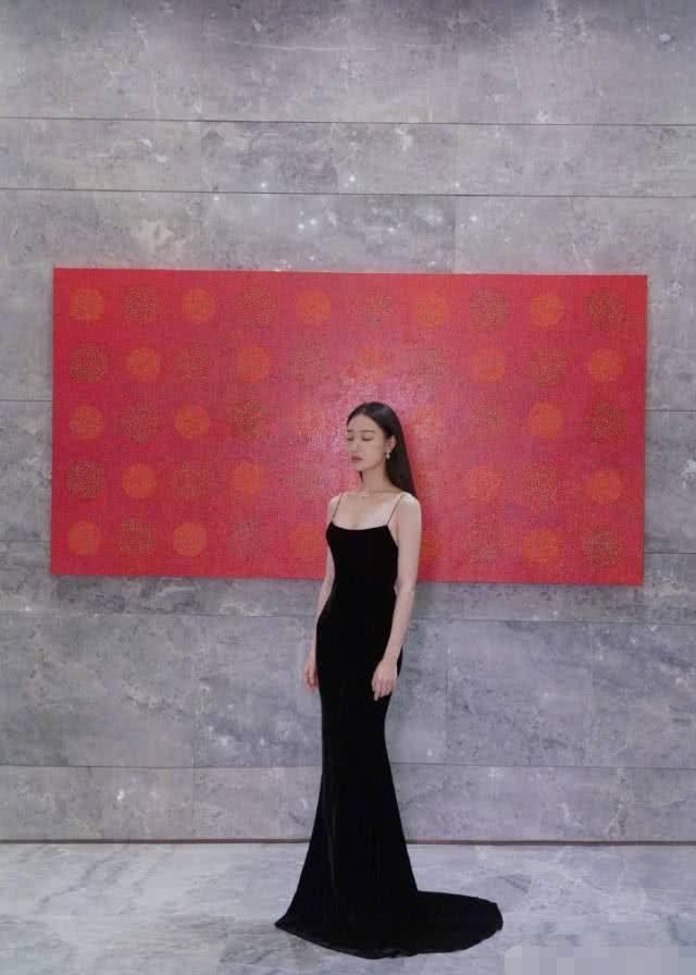 倪妮穿吊带黑礼服气质优雅，和杨幂Baby玩自拍尽显高级脸