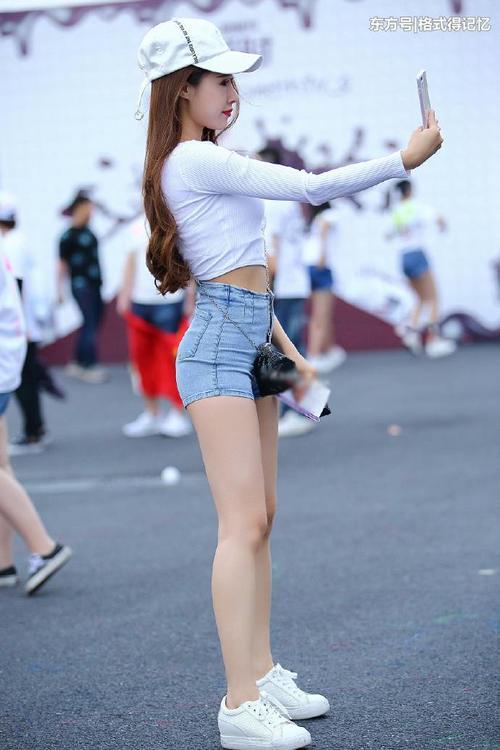 这件高腰热裤又小又短，没好身材的妹子穿不了，看她穿得这么轻熟