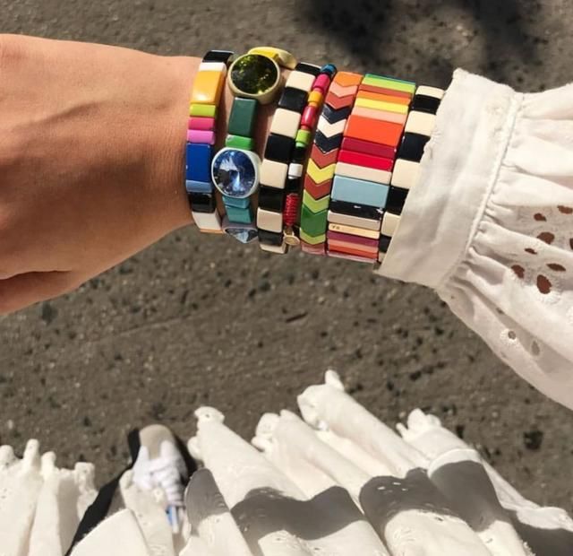 101女孩的少女感，原来靠这些“塑料”单品就能get？