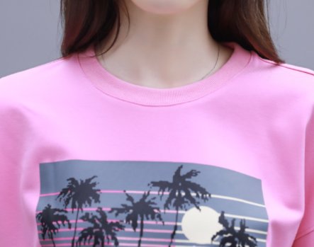 当下火的不得了的“卫衣套装”，穿着显嫩又时髦，中秋穿正好