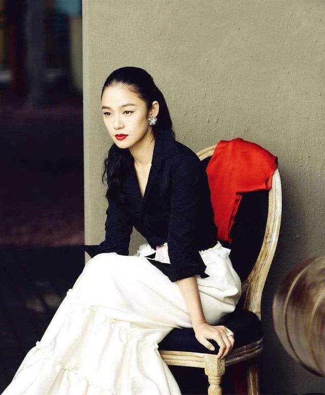 都说姜文藏了个女神,周韵抹胸长裙太紧露缺点:这里肉真的多